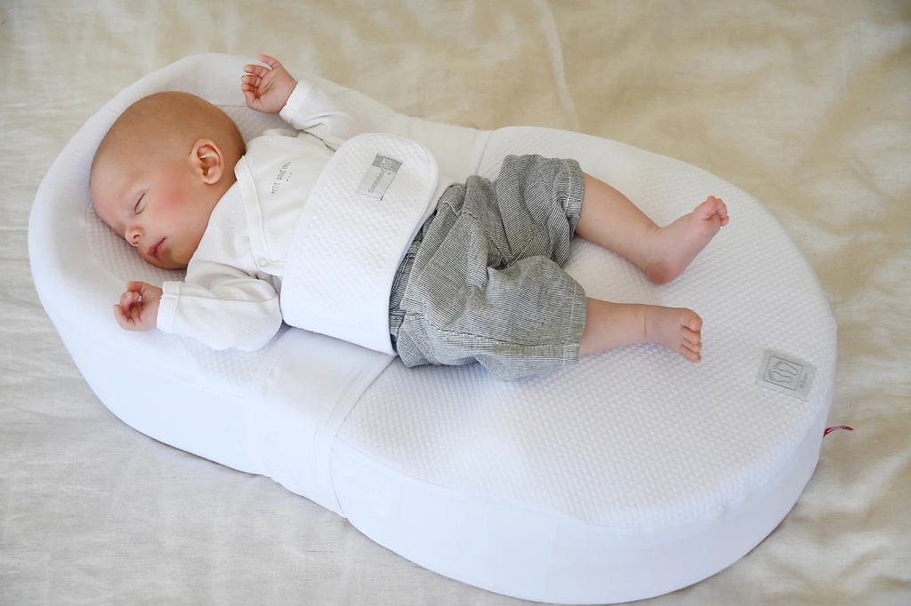 Cocon ergonomique Cocoonababy Redcastle blanc avec bande ventrale
