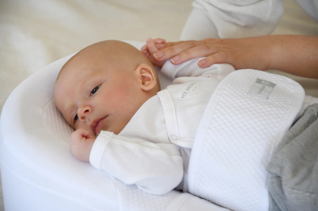 Cocon ergonomique Cocoonababy Redcastle blanc avec bande ventrale